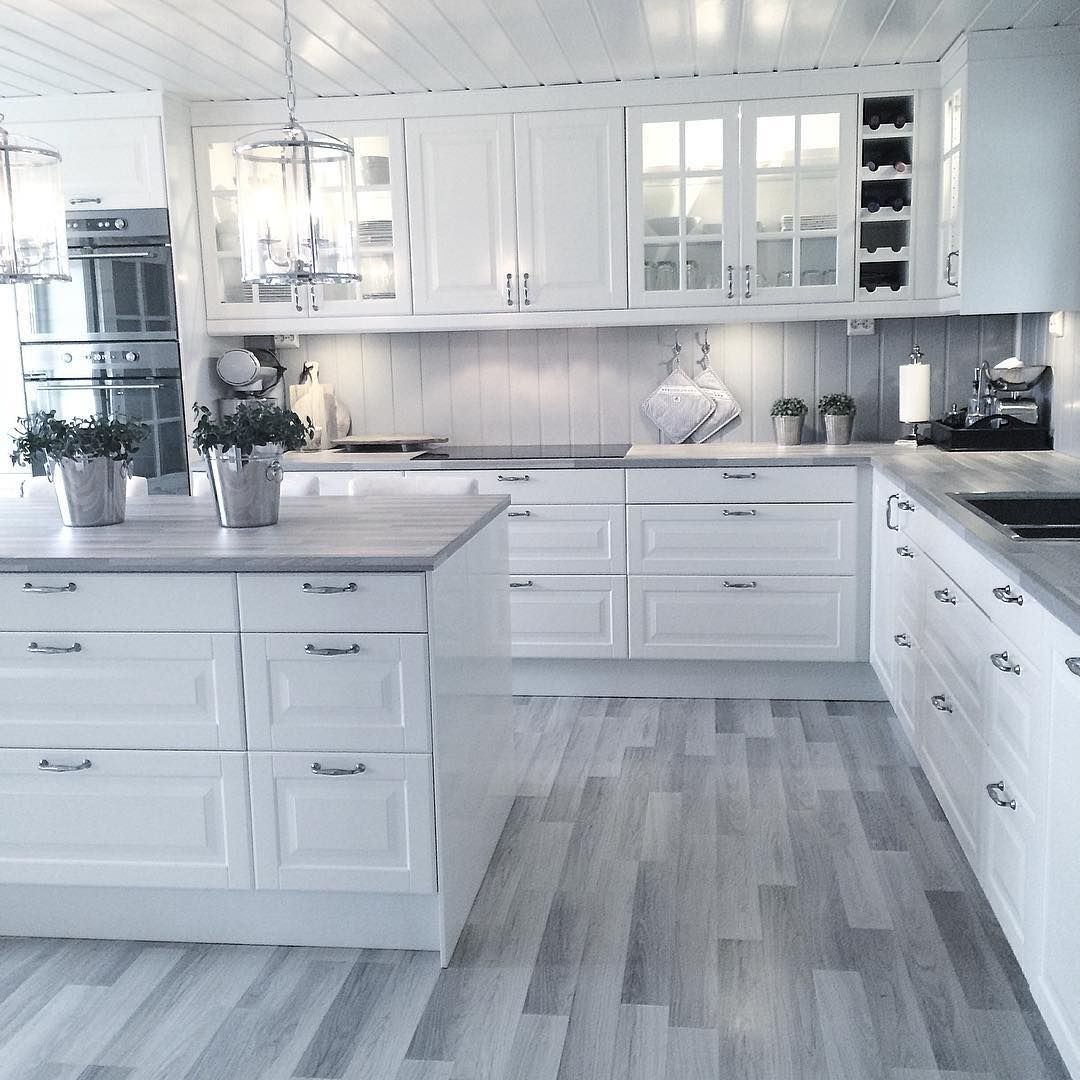 Белая кухня с светло серой столешницей