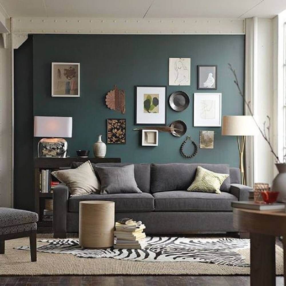 Сочетание цветов в интерьере гостиной серый. Диван цвета петроль в интерьере. Зеленые стены в гостиной. Акцентные цвета в интерьере. Цветовые сочетания в интерьере.