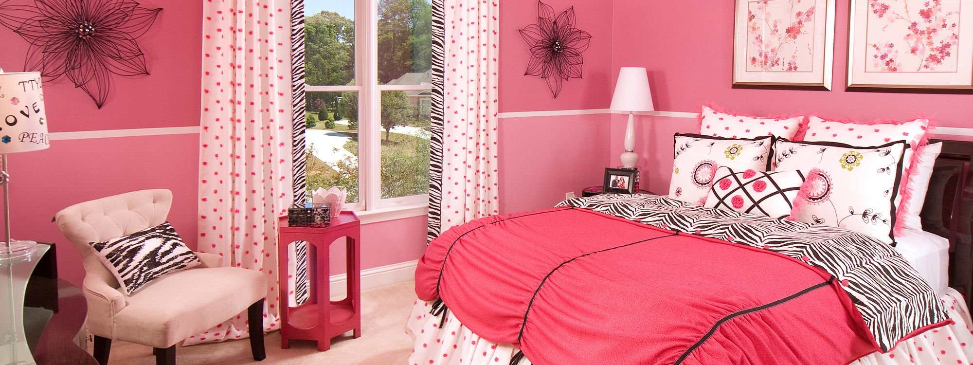 Сочетание розового и бордового в интерьере комнаты девочки подростка