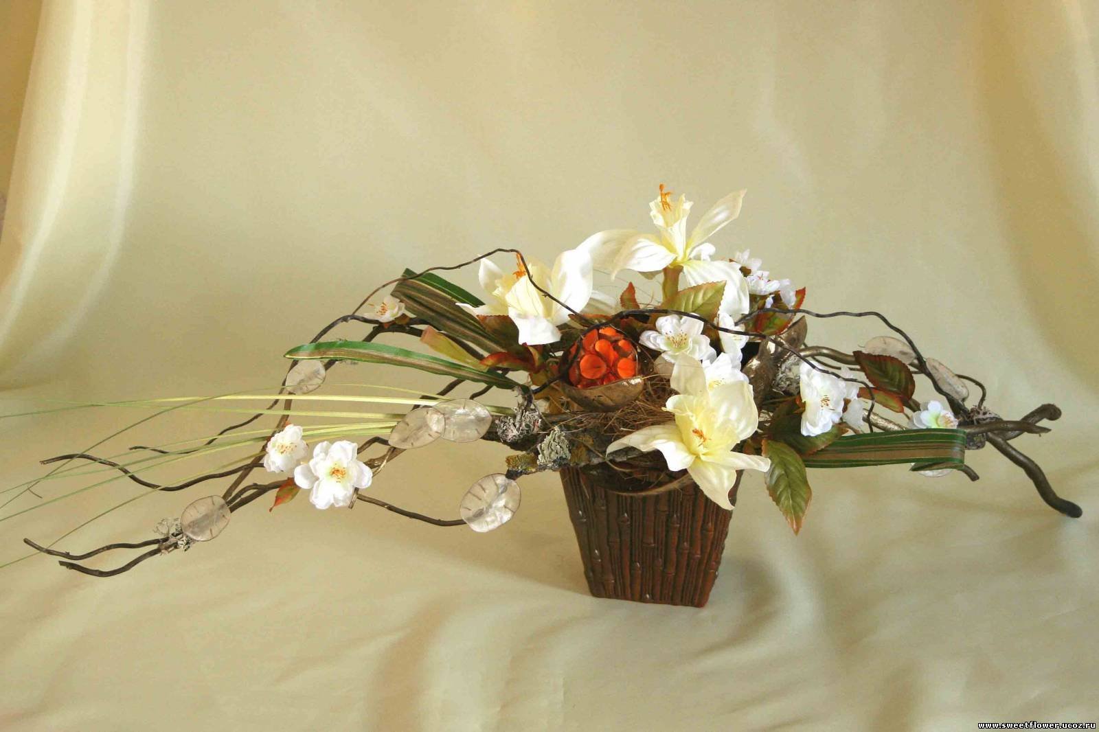 Можно ли дарить живым людям искусственные цветы. Морибана Икебана. Экибана Весенняя композиция. Фитодизайн Икебана. Весенняя экибана Япония.