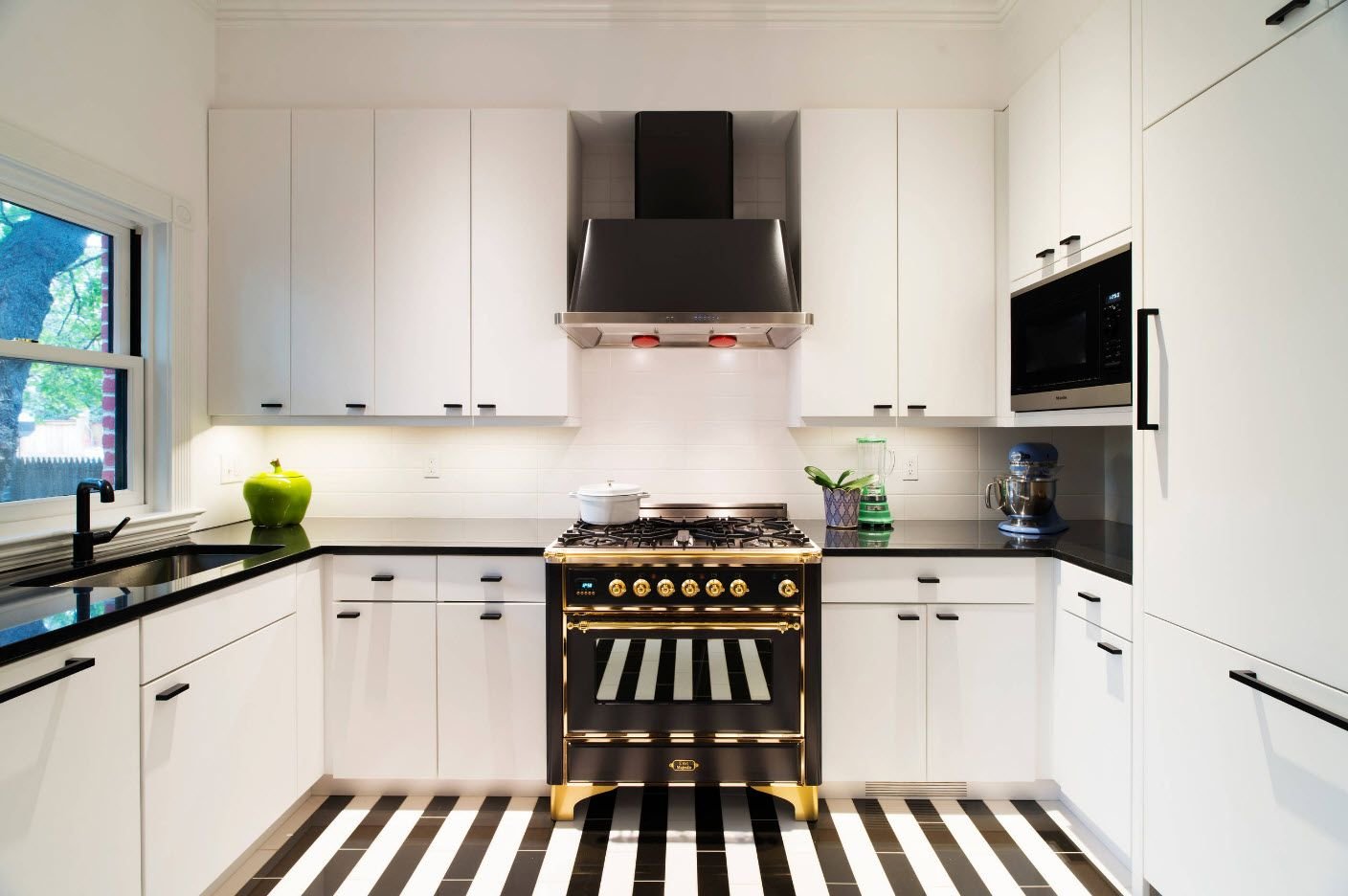 Белая кухня черная столешница фото