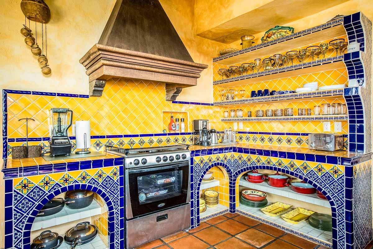 Этническая кухня. Кухня в стиле этно. Мексиканский стиль в интерьере кухни. Кухня в мексиканском стиле. Кухня в турецком стиле.