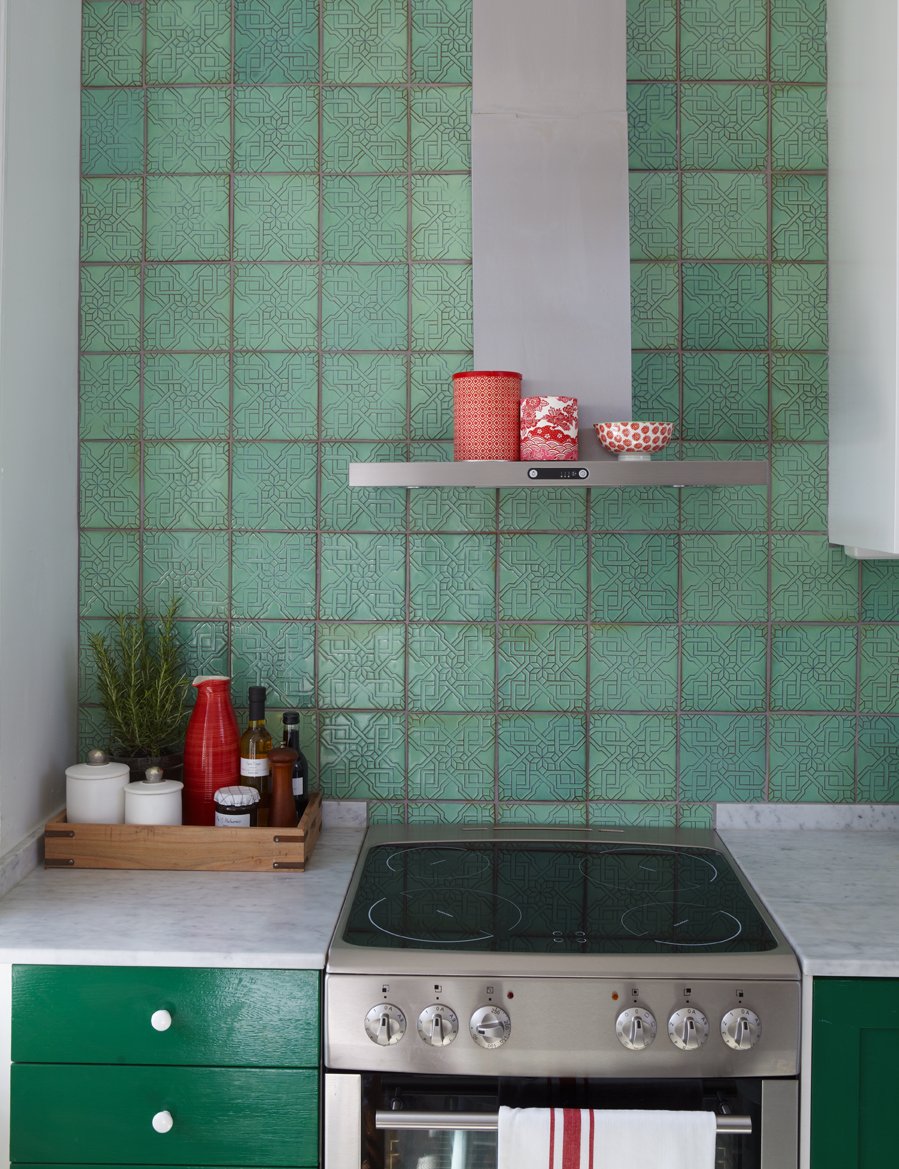 Стеклянная рабочая панель на зеленую кухню