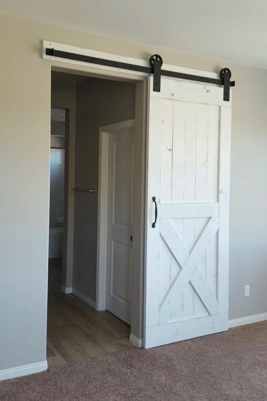Амбарная дверь в деревянном доме