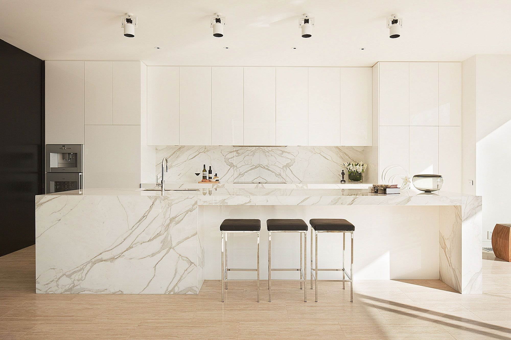 Белая кухня с деревом и мрамором