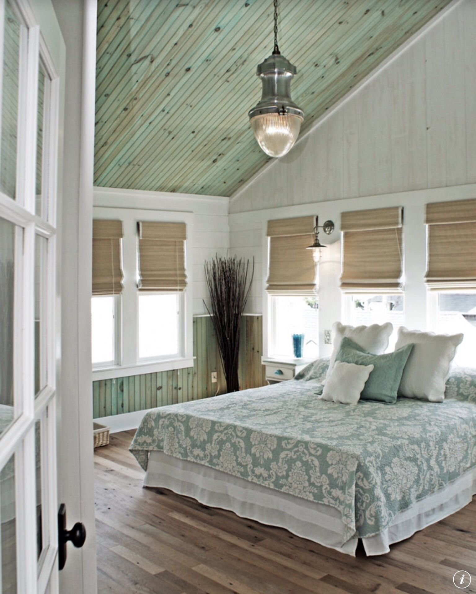 Спальня в деревянном доме вагонка