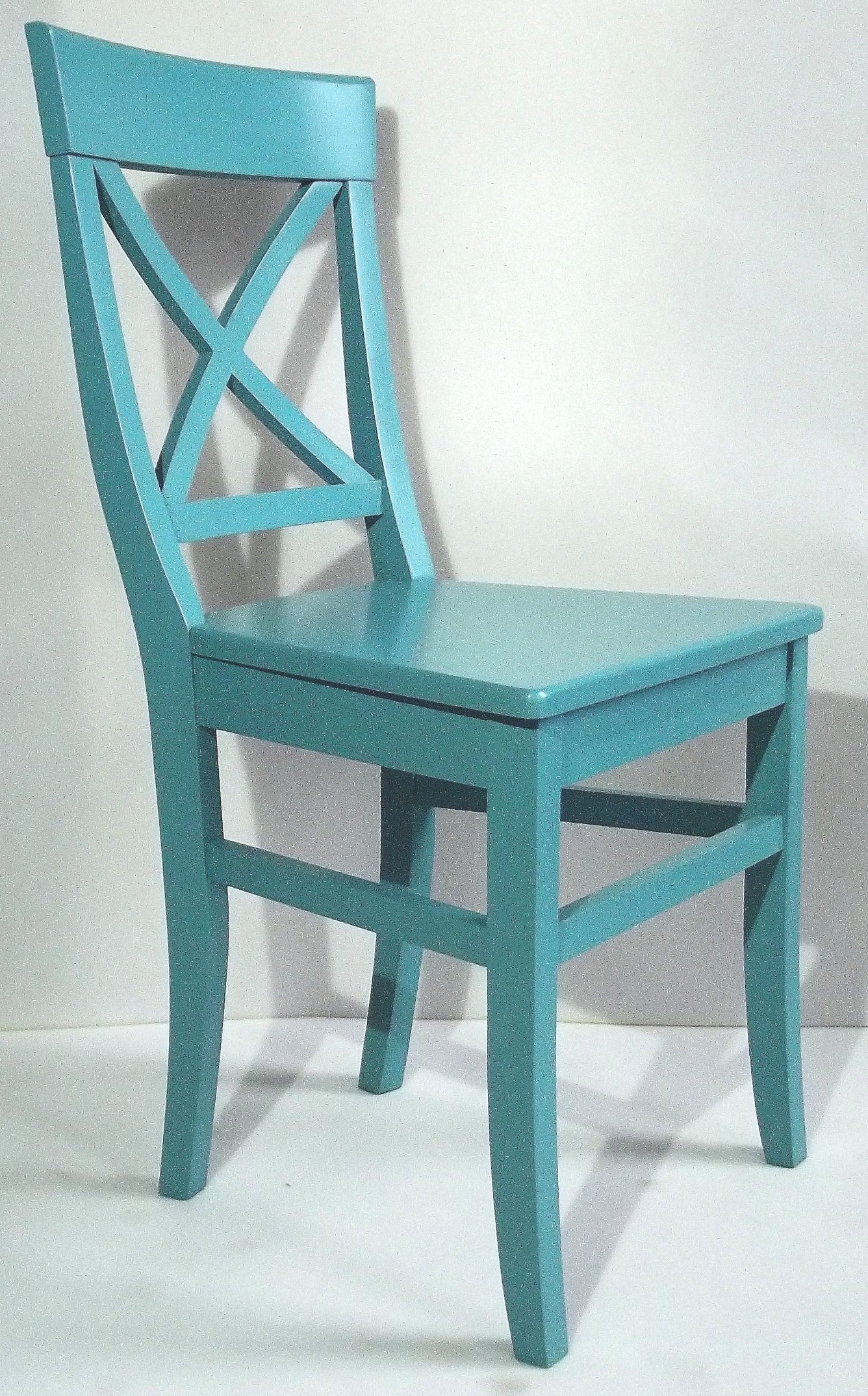 бирюзовые стулья и белый стол