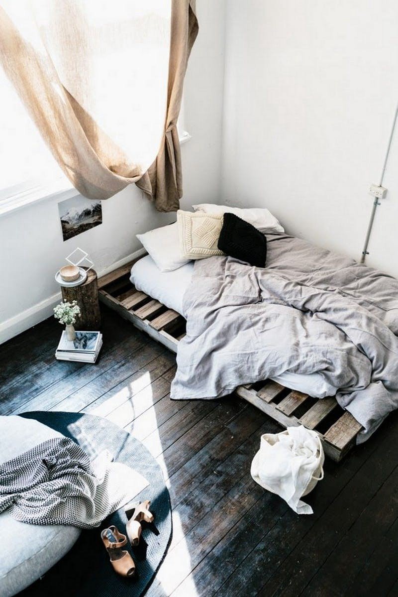 Уютная комната с матрасом