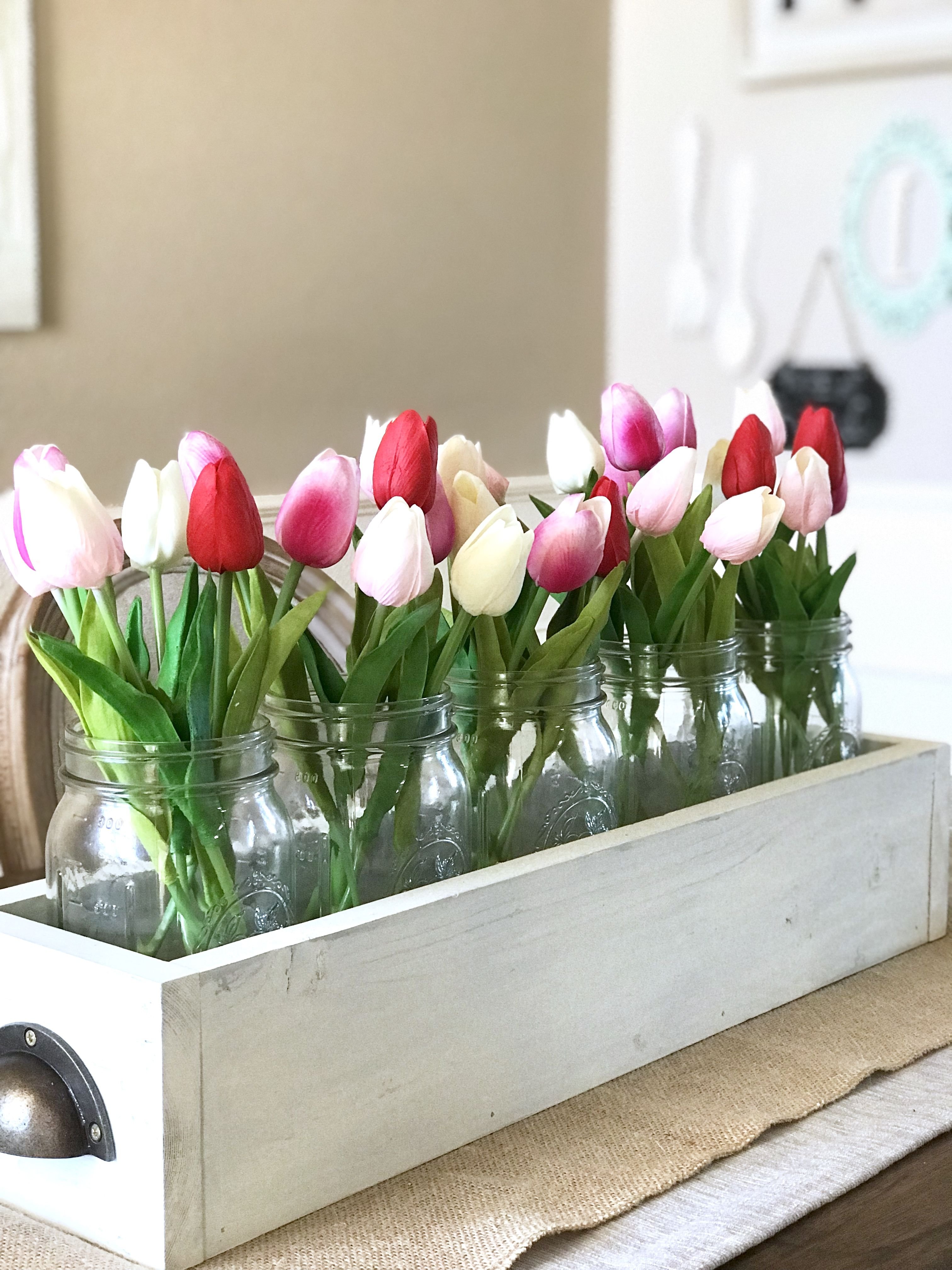 Тюльпаны в интерьере. Декор стола тюльпаны. Весенний декор. Тюльпаны в декоре интерьера.