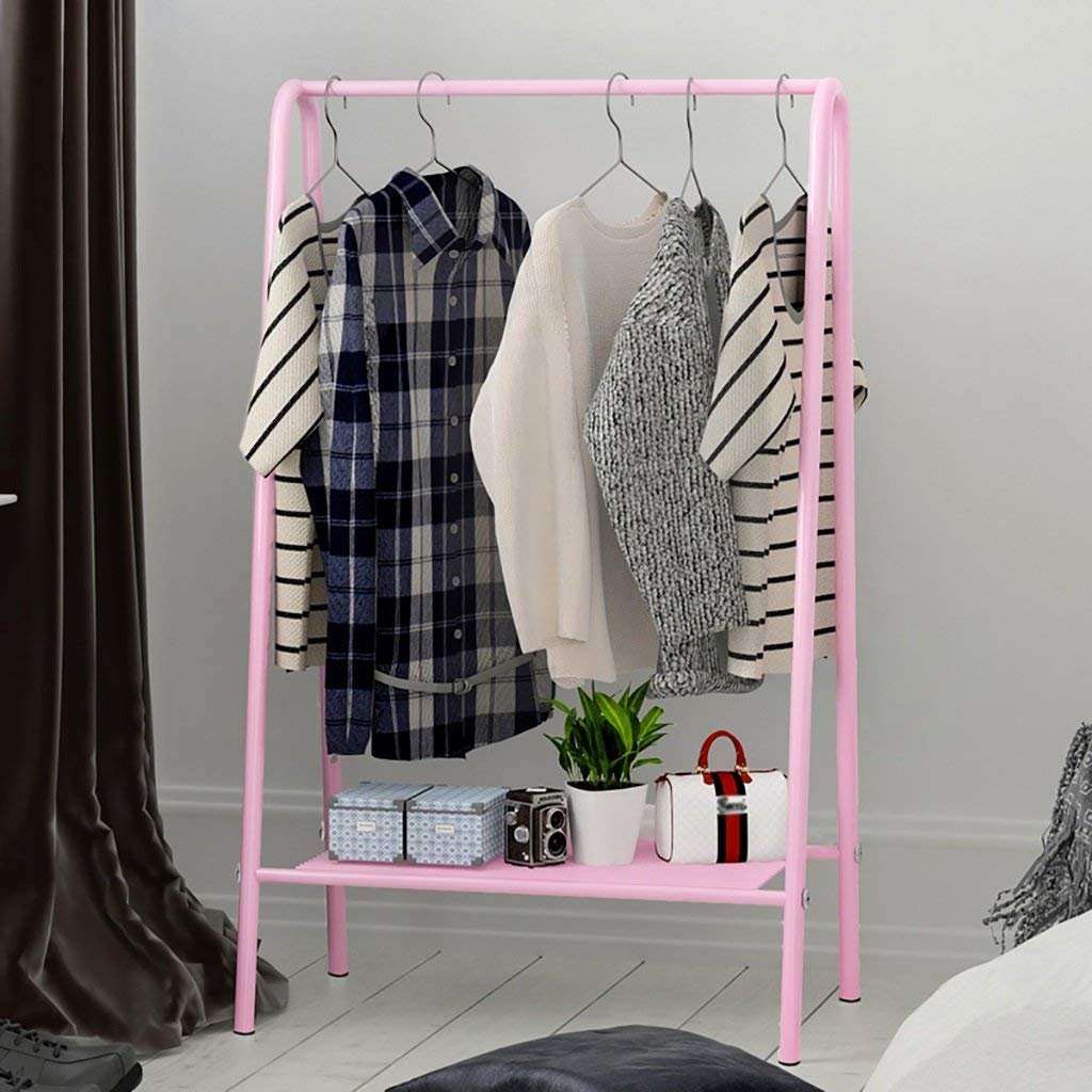 Напольная вешалка для одежды в интерьере спальни