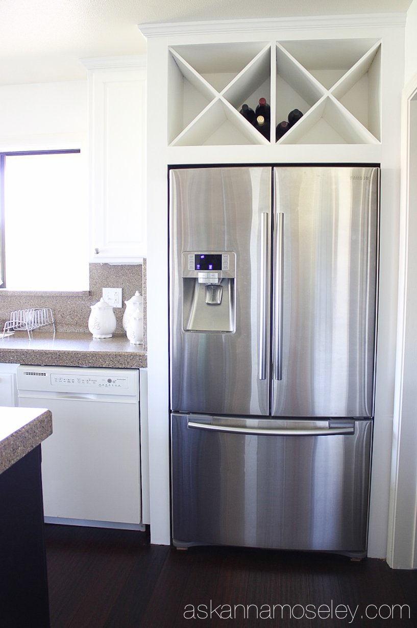 холодильник отдельностоящий в интерьере кухни