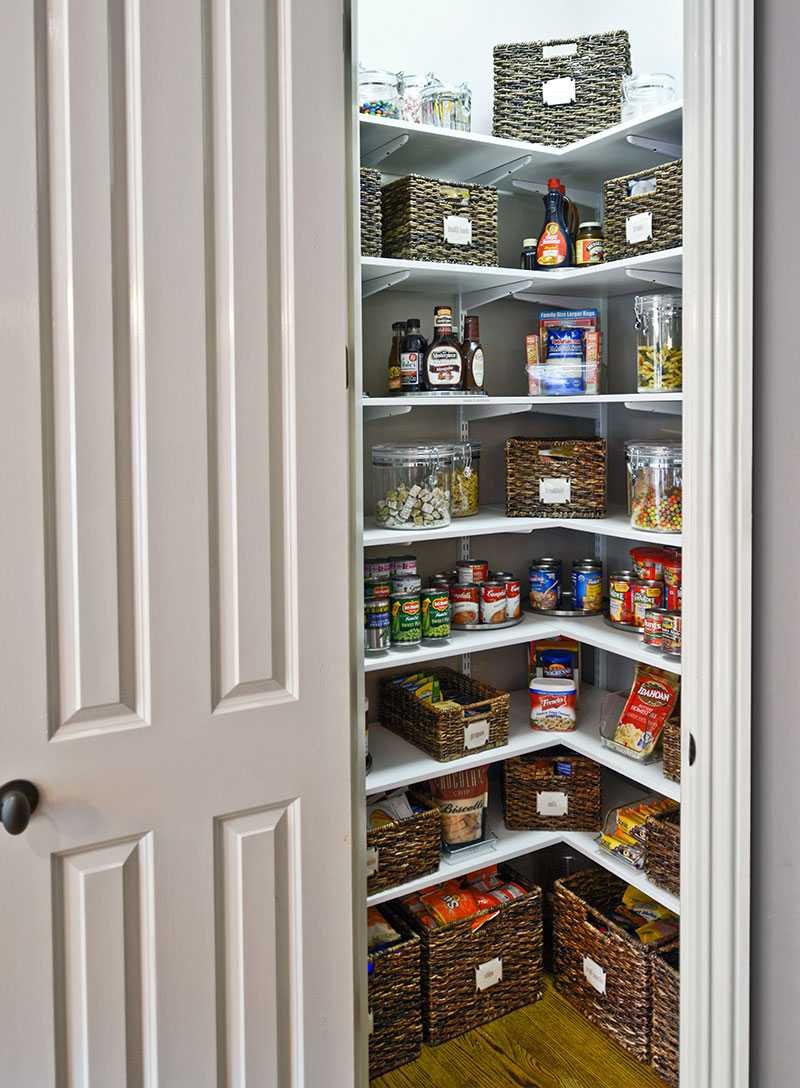 Шкаф для хранения продуктов на кухне