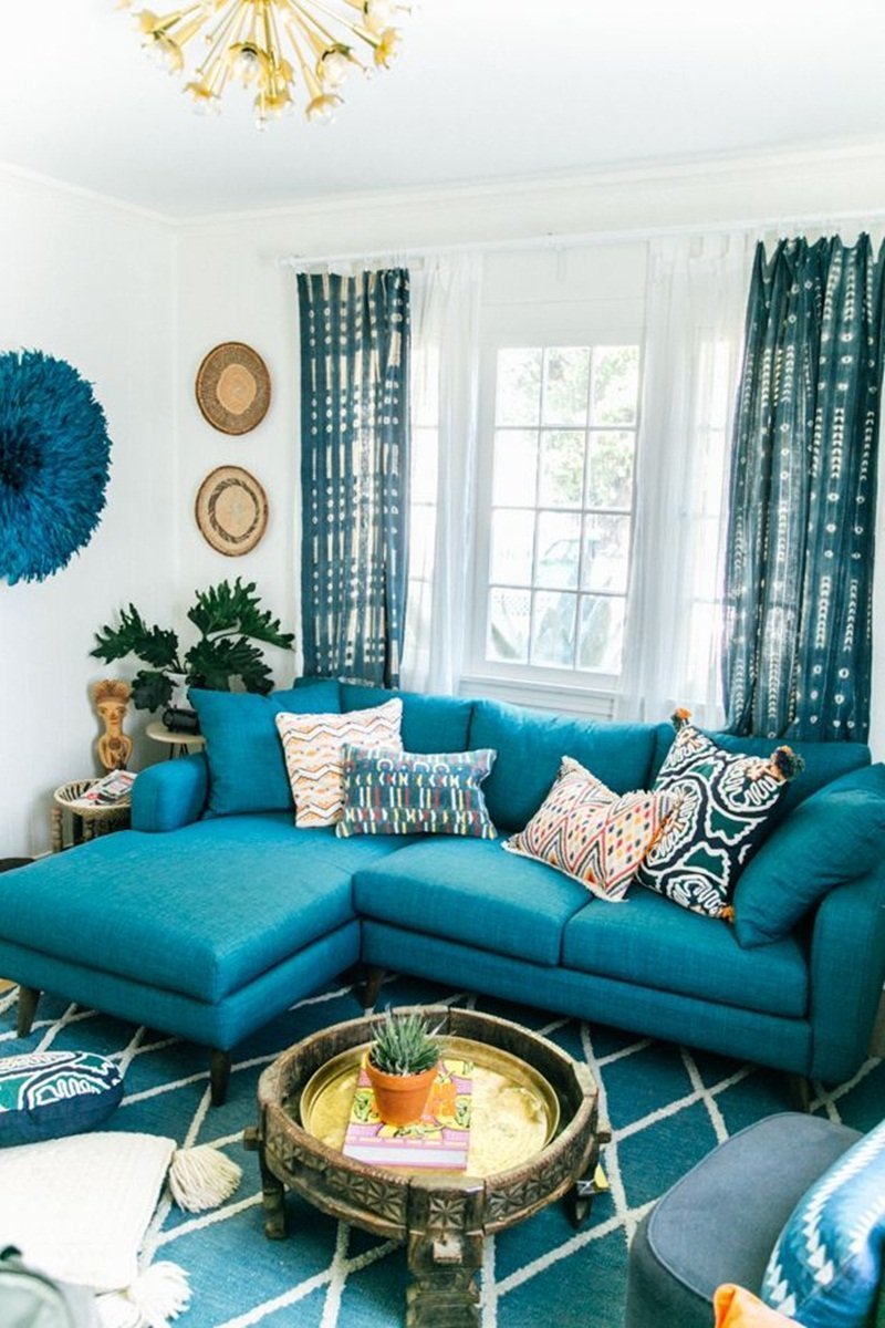 Спальня с синим диваном