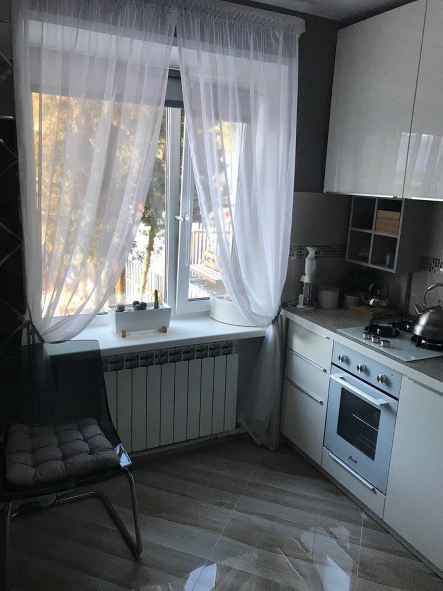 Белая Римская штора на кухне