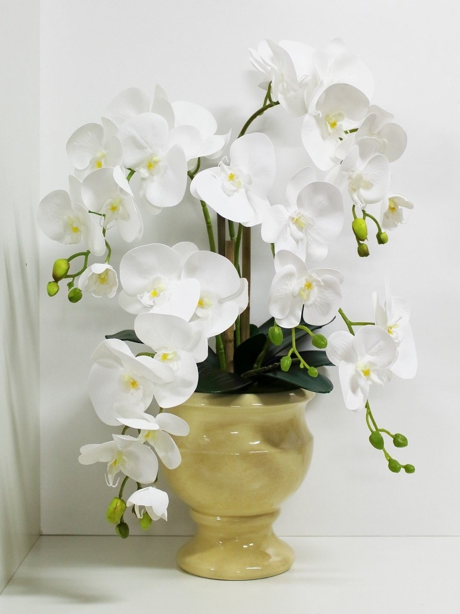 Искусственные орхидеи в вазе для интерьера (63 фото)