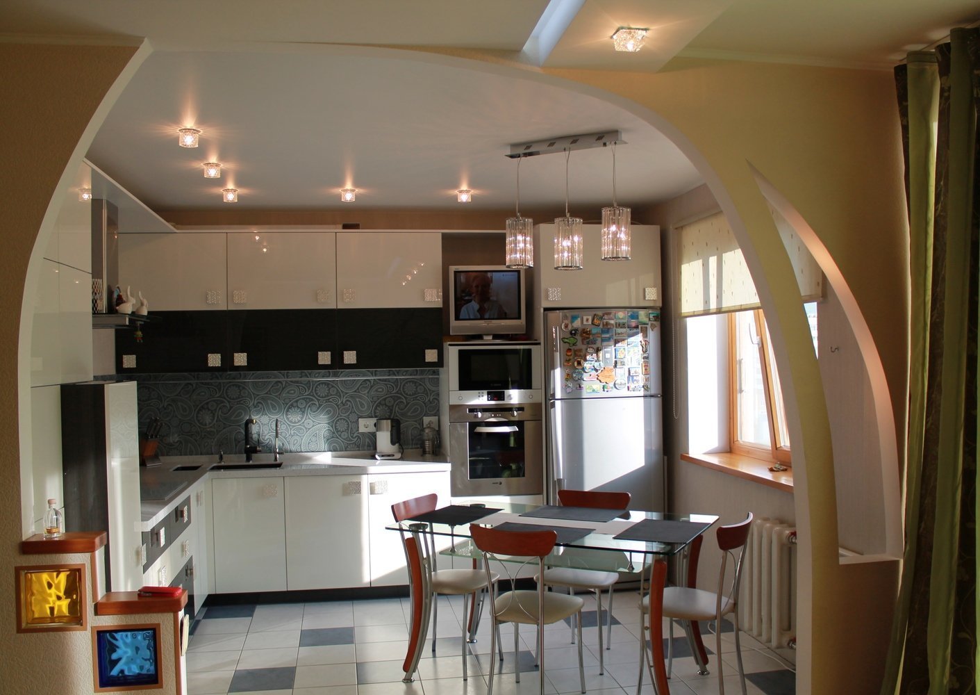дизайн кухни гостиной с аркой фото