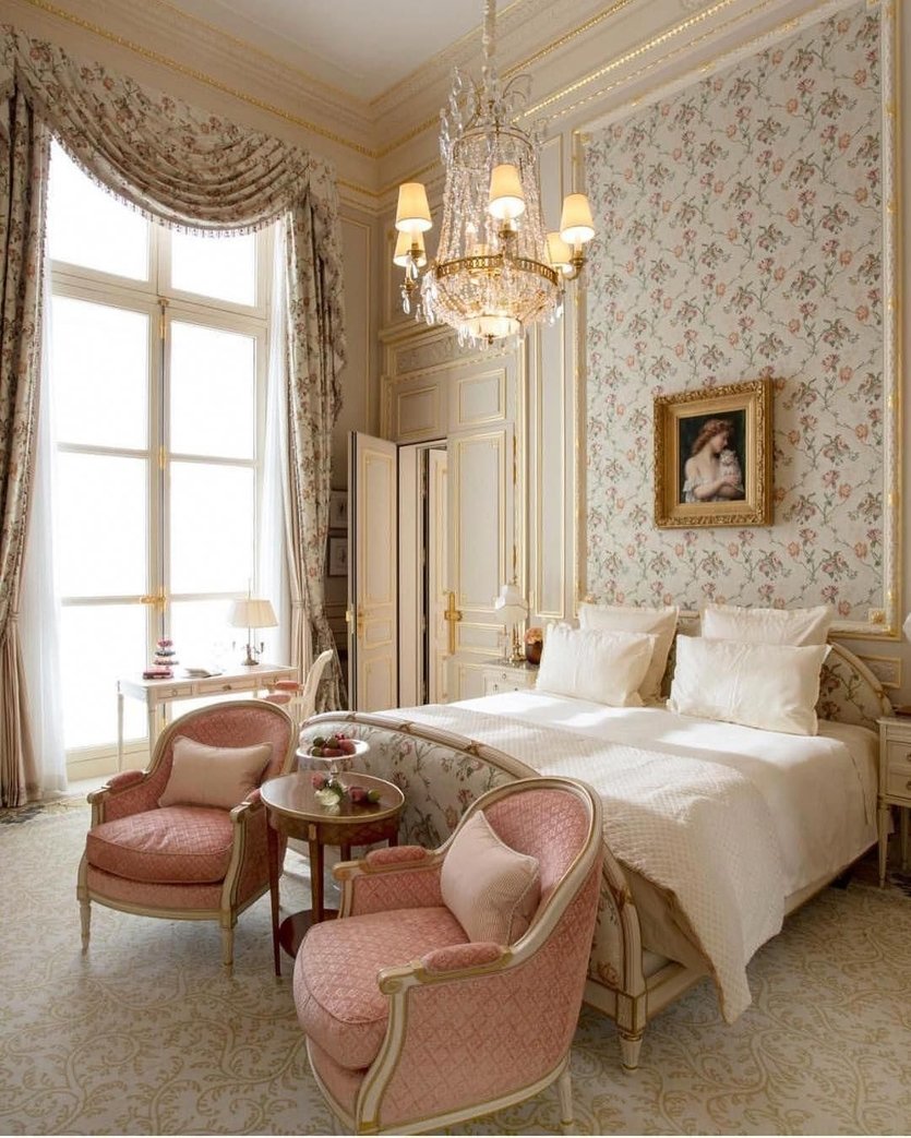 Современная гостиная в парижском стиле