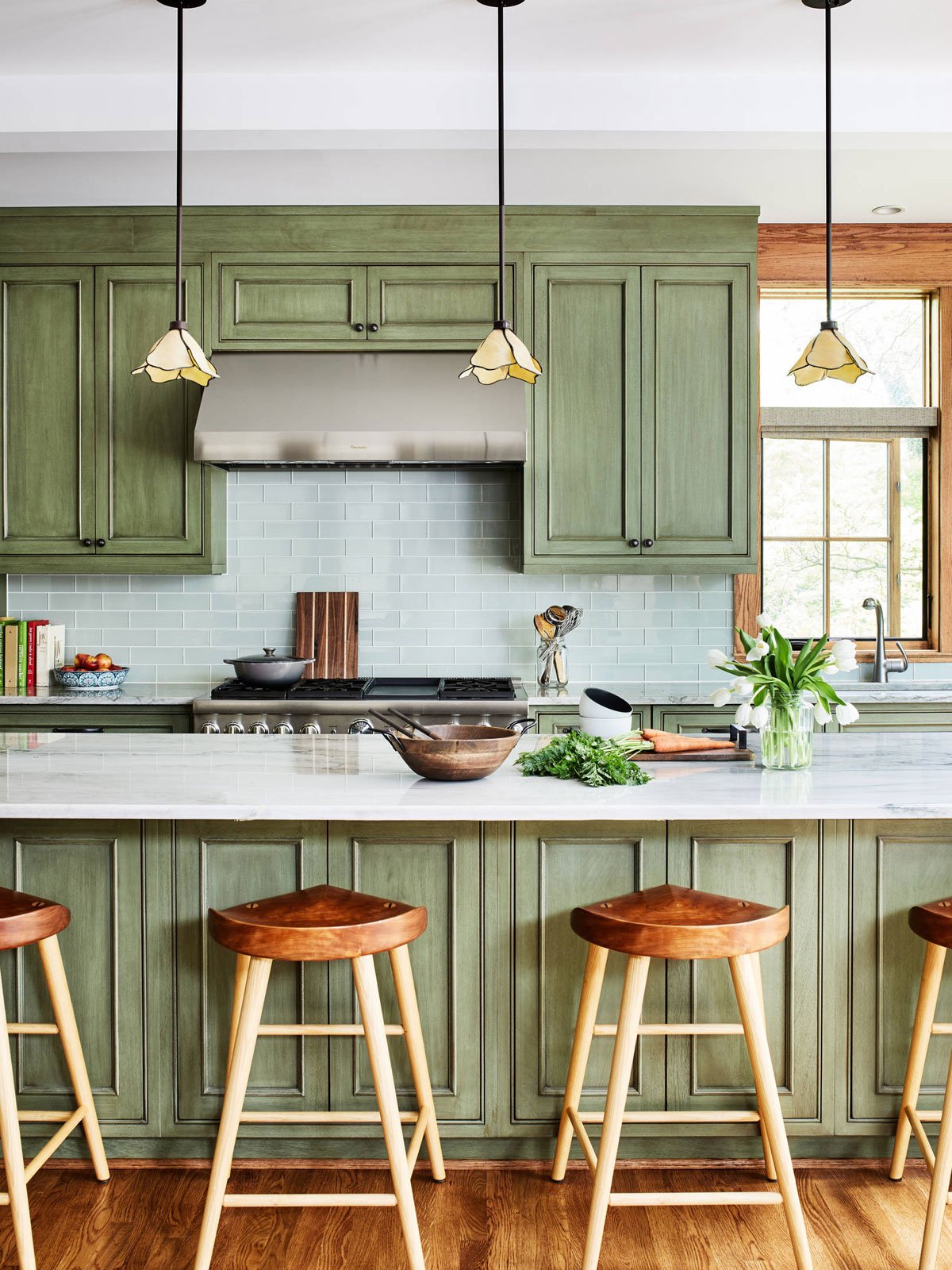 Кухня оливкового цвета с деревянной столешницей фото в интерьере