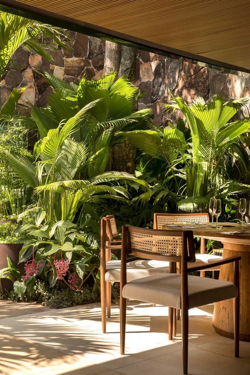 Интерьер кухни столовой в тропическом стиле