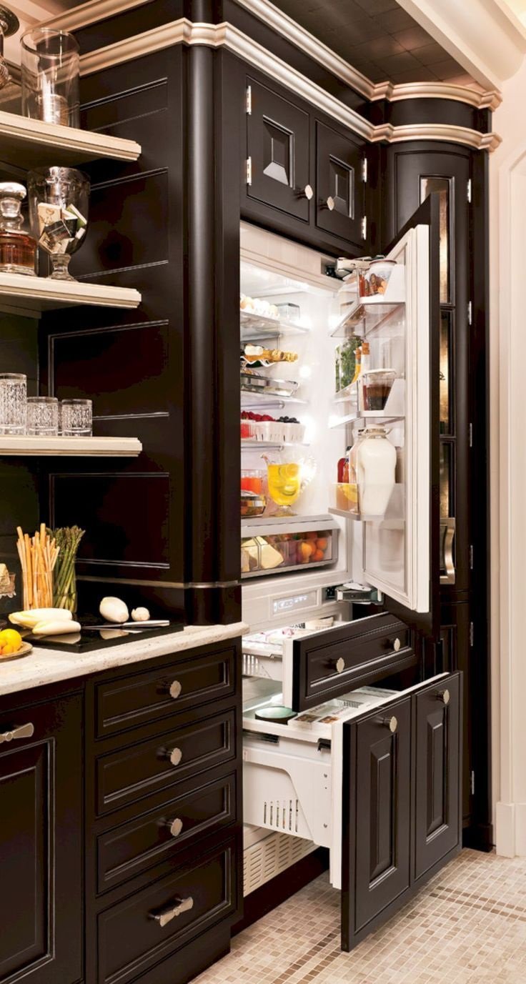 Встраиваемый холодильник на кухне