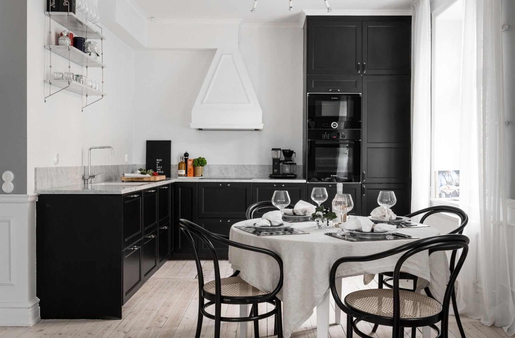 Кухня в скандинавском стиле с черным столом