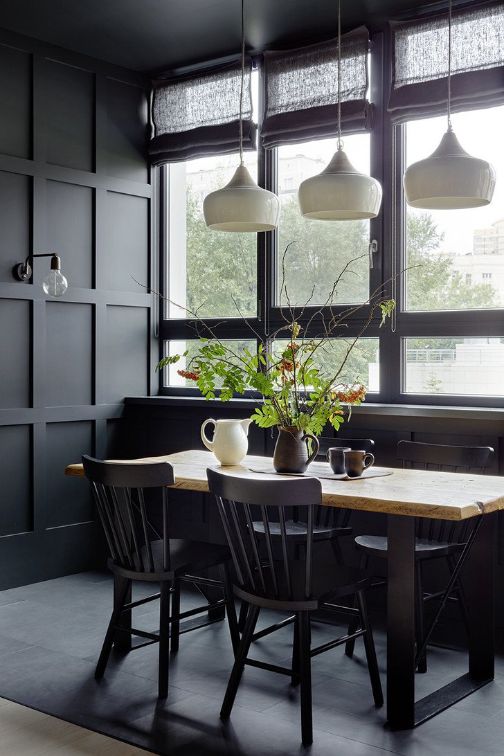 Черный стол на кухне