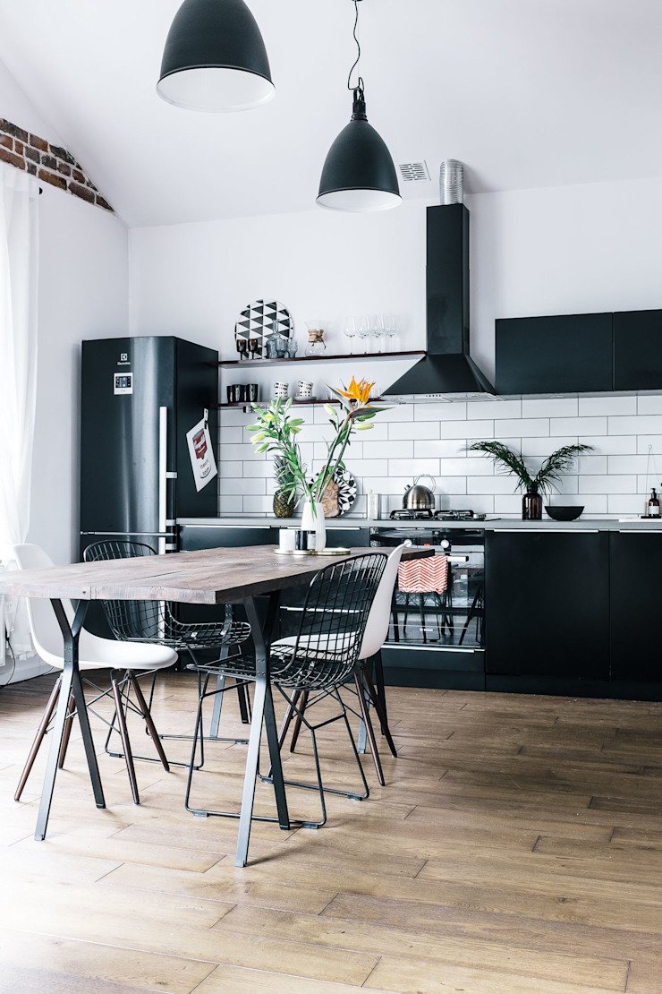 Серая кухня с обеденной зоной