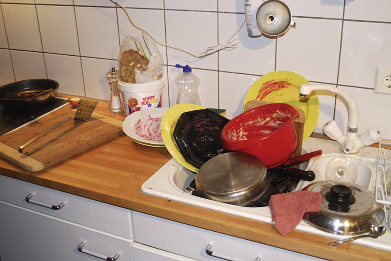 Нельзя мыть посуду в гостях примета. Посуда в раковине. Грязная посуда. Немытая посуда. Кухня с немытой посудой.