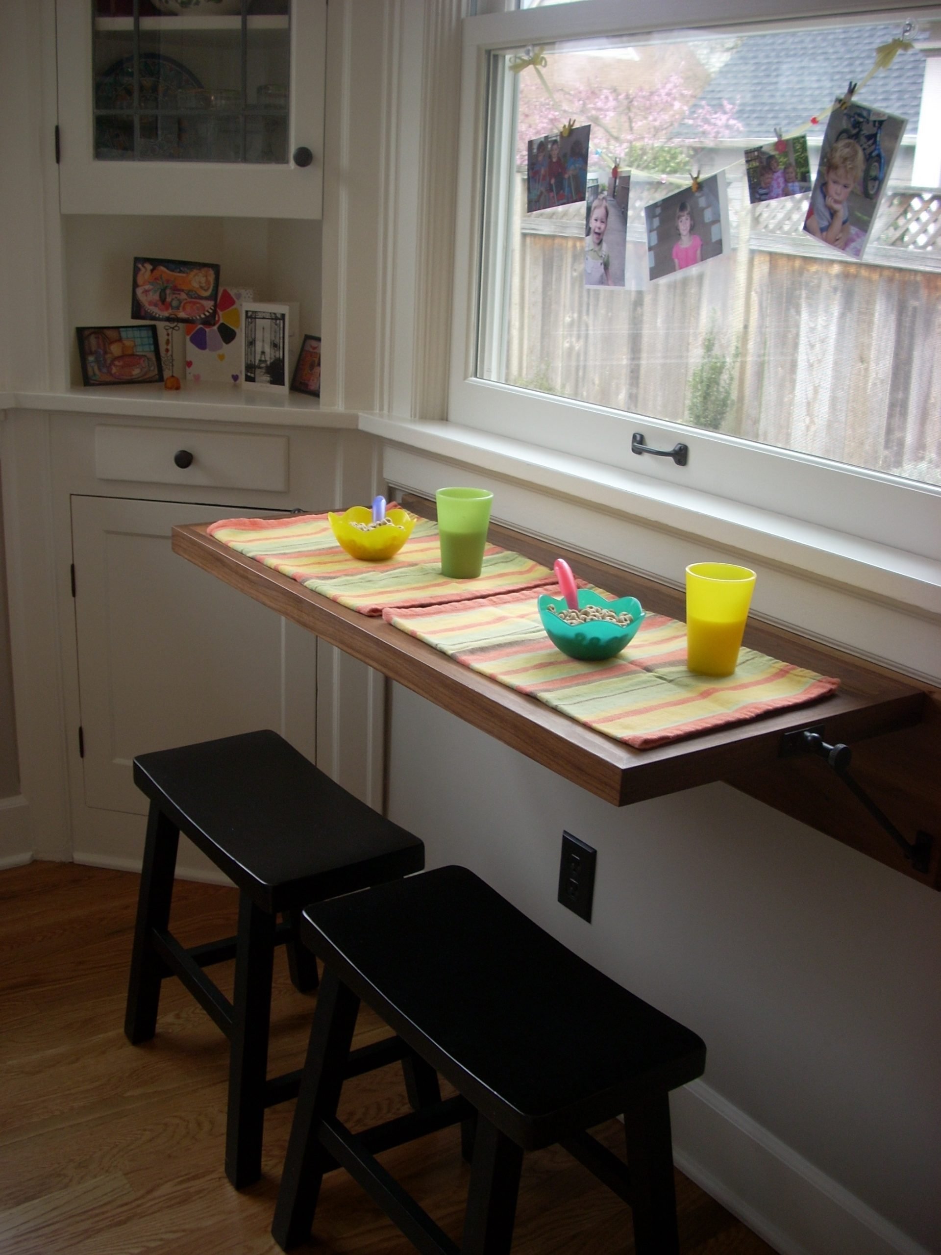 стол совмещенный с подоконником на кухне