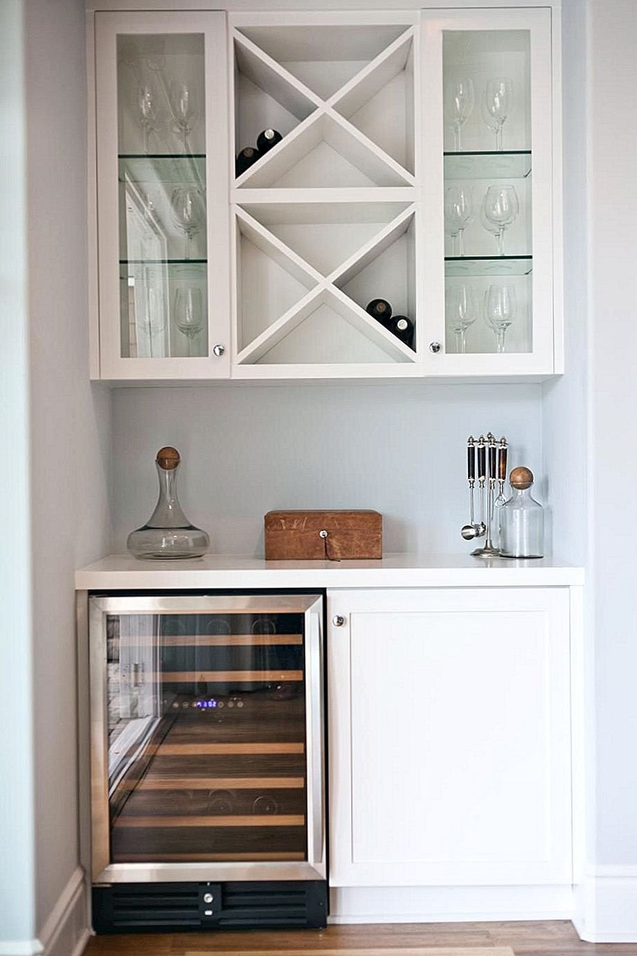 Кухня с винными полками