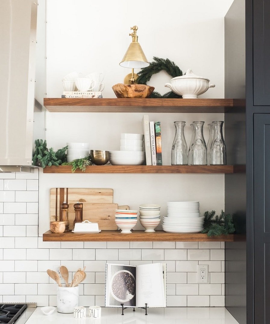 Кухня с навесными полками