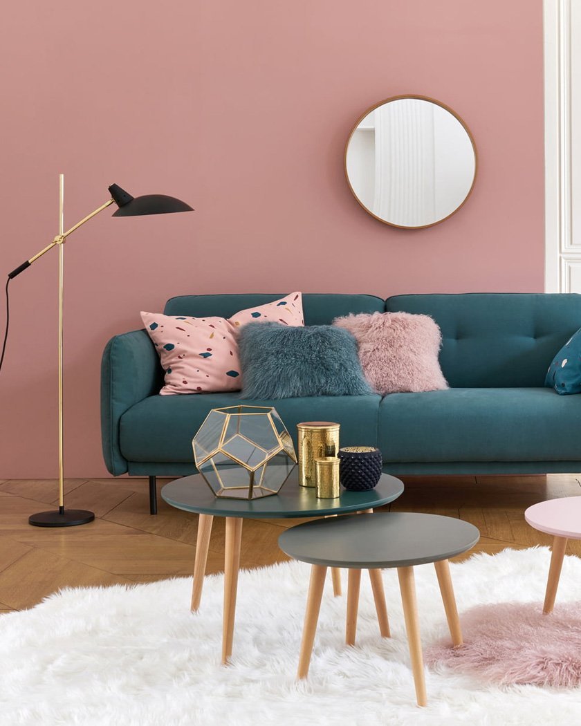 Спальня с розовым диваном