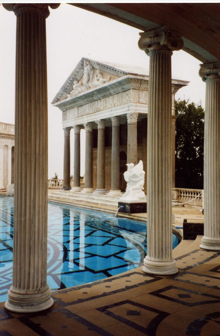 Храм древней Греции с колоннами