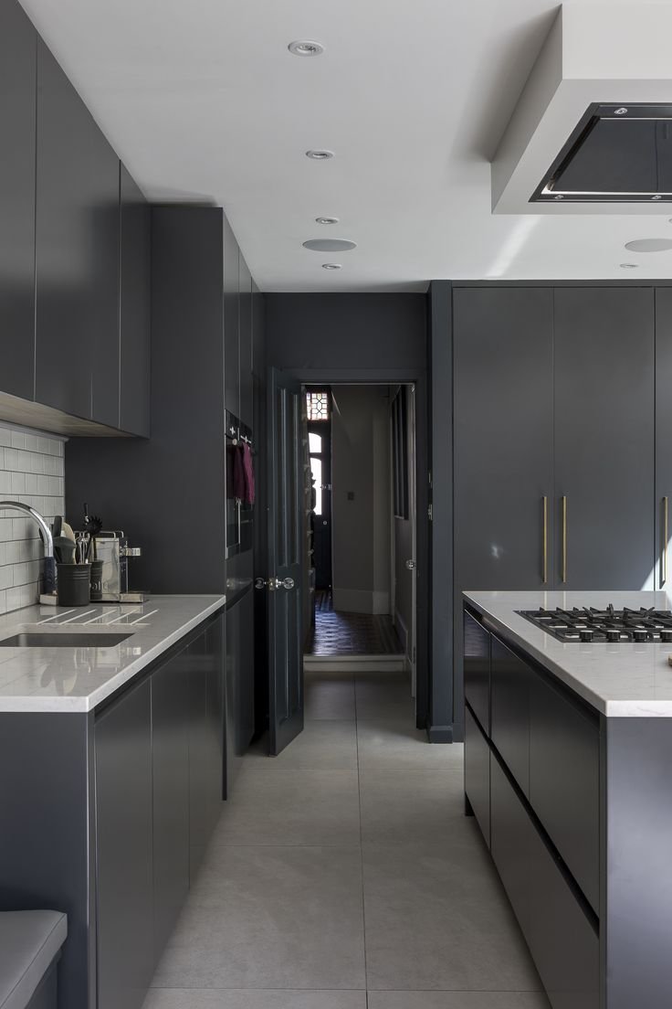 Серая кухня с черным холодильником (75 фото)