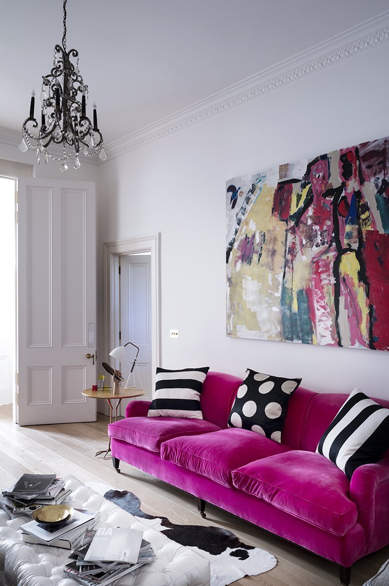 Белый диван в розовой комнате