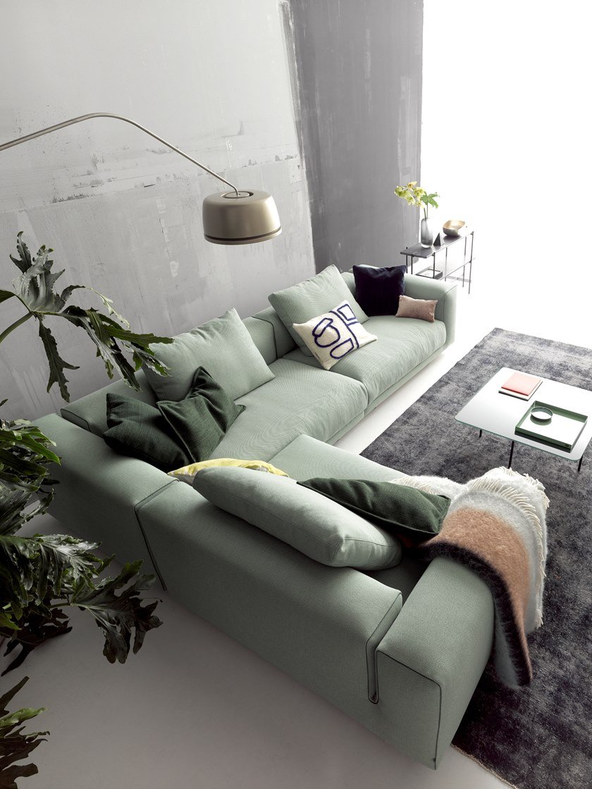 Серо-зеленый диван в интерьере