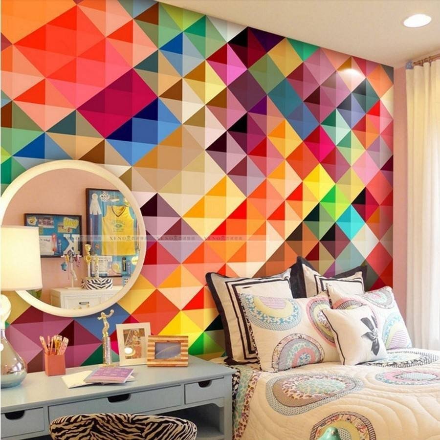 Разноцветные стены в комнате