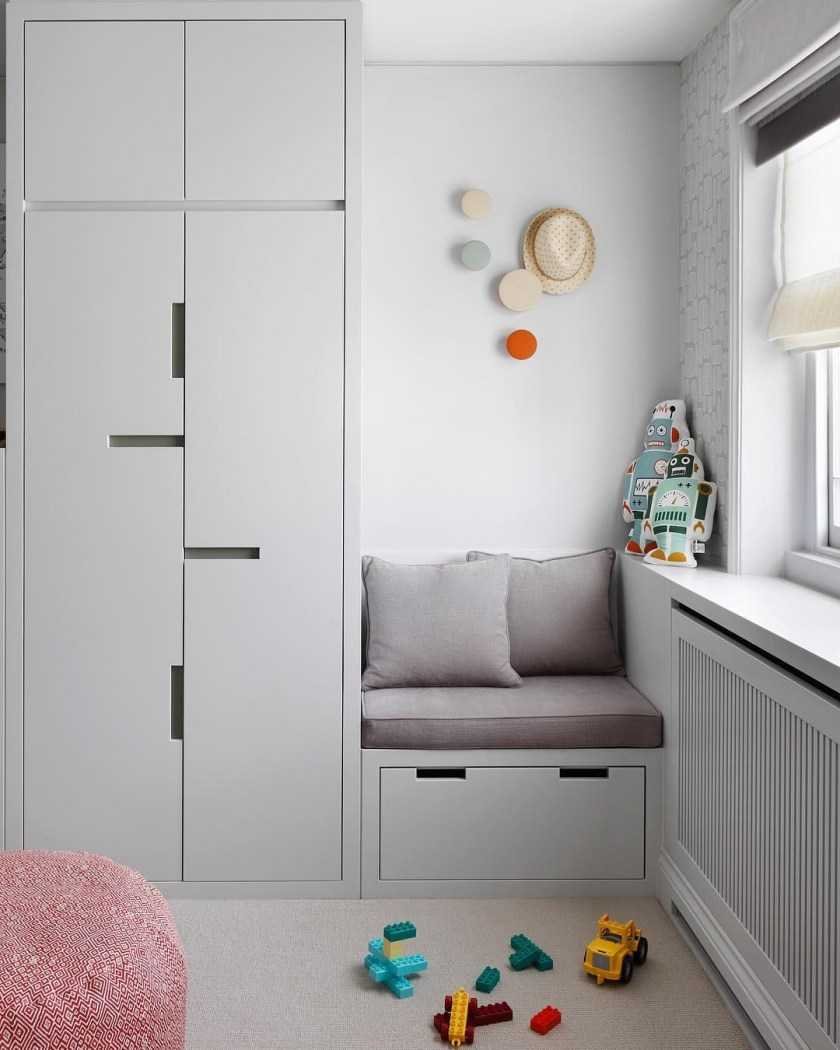 Интерьер детской комнаты со шкафами