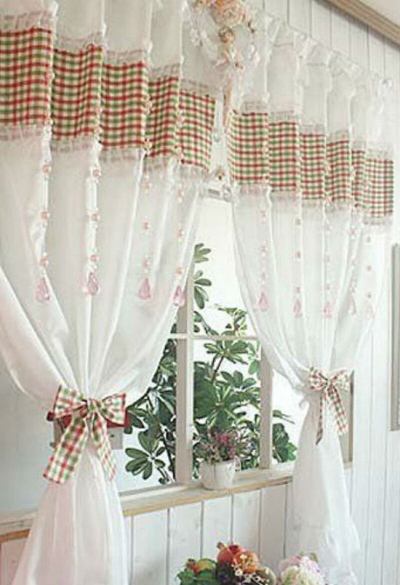 Шторы на кухню треугольниками внутри окна