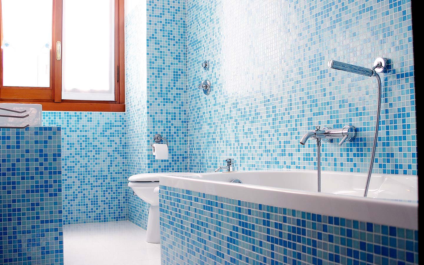 Какой плиткой покрыть ванну. Ванная с голубой мозаикой. Синяя мозаика в ванной. Ванна с голубой мозаикой. Голубая мозаика в ванной.