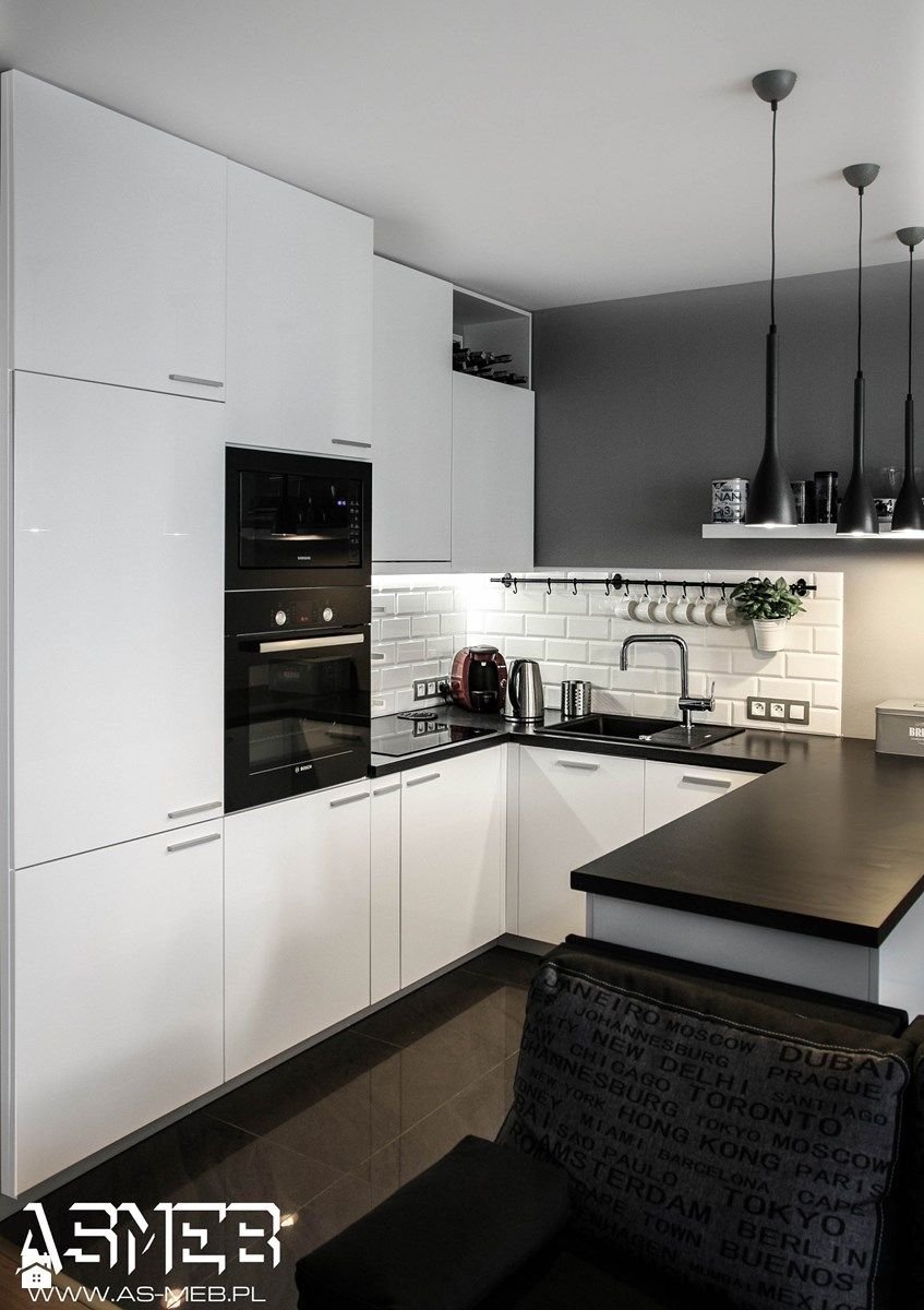 Белая глянцевая кухня с черным фартуком