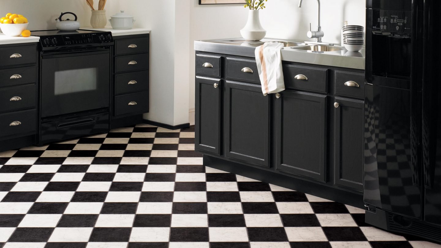Черно белая кухня плитка. Плитка TOPCER Octagon New. Шахматная плитка. Плитка на кухню на пол. Плитка в шахматном порядке.