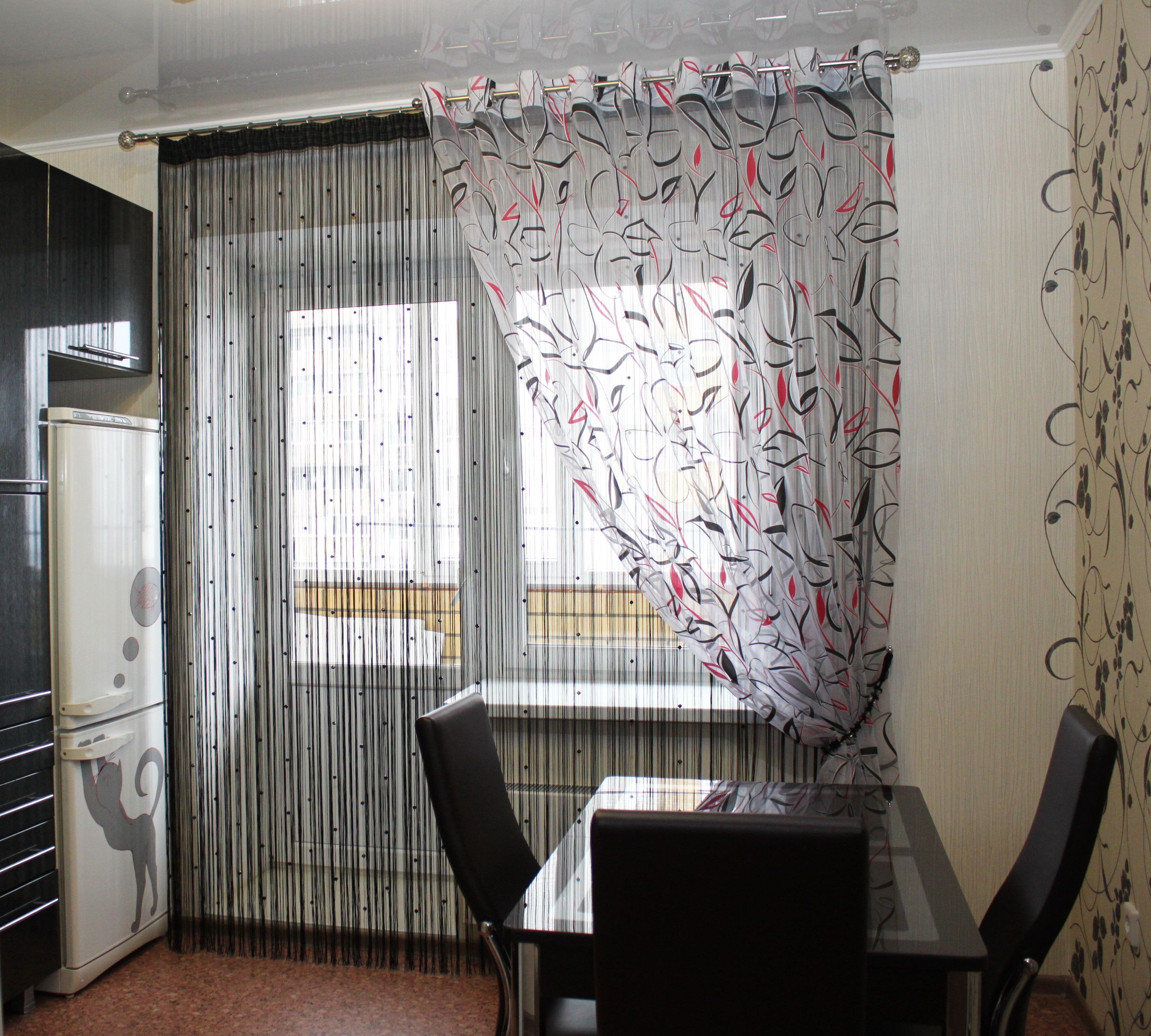 Дизайн тюли на кухню с балконной дверью фото