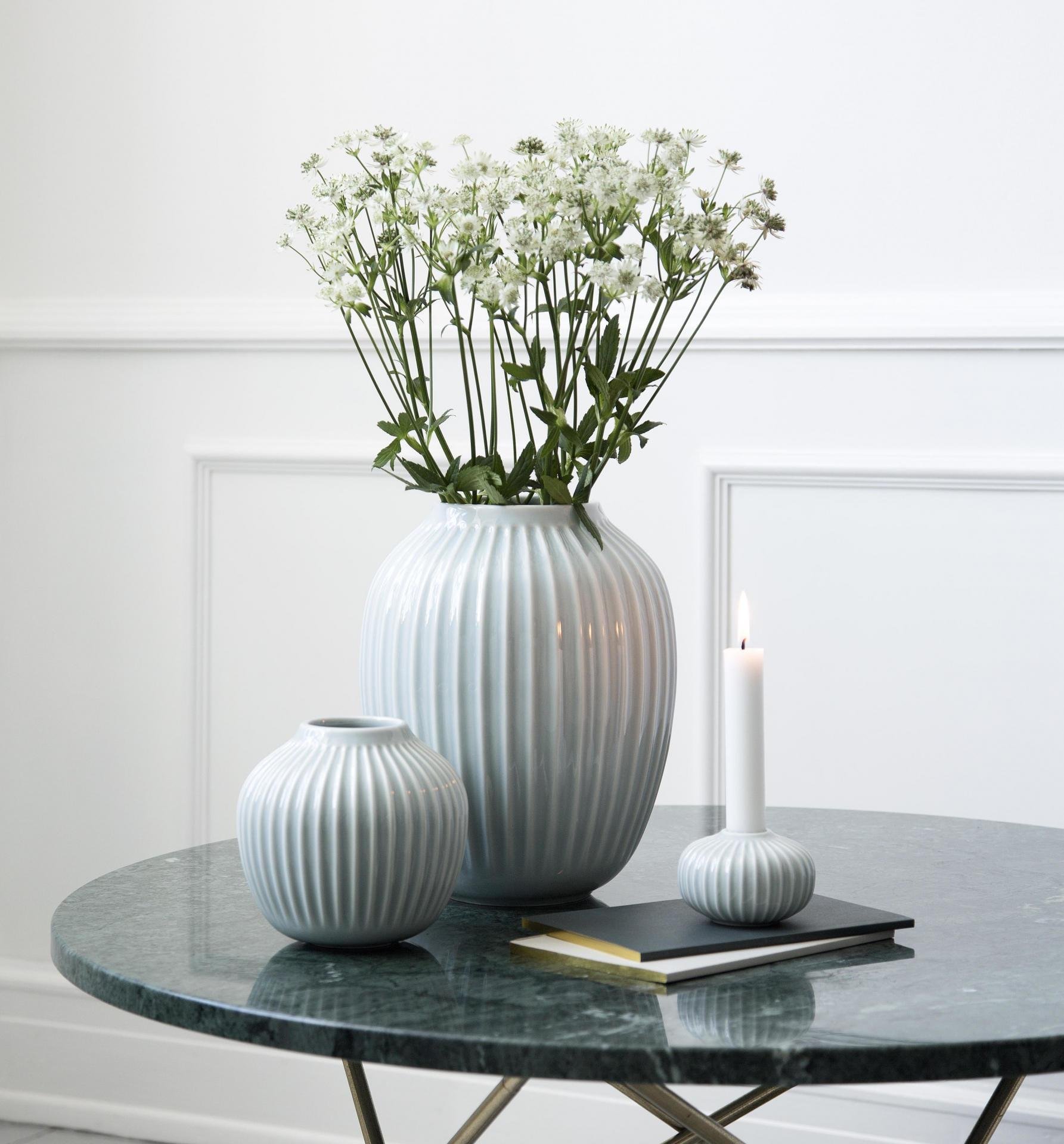 Цветок в вазе в скандинавском стиле
