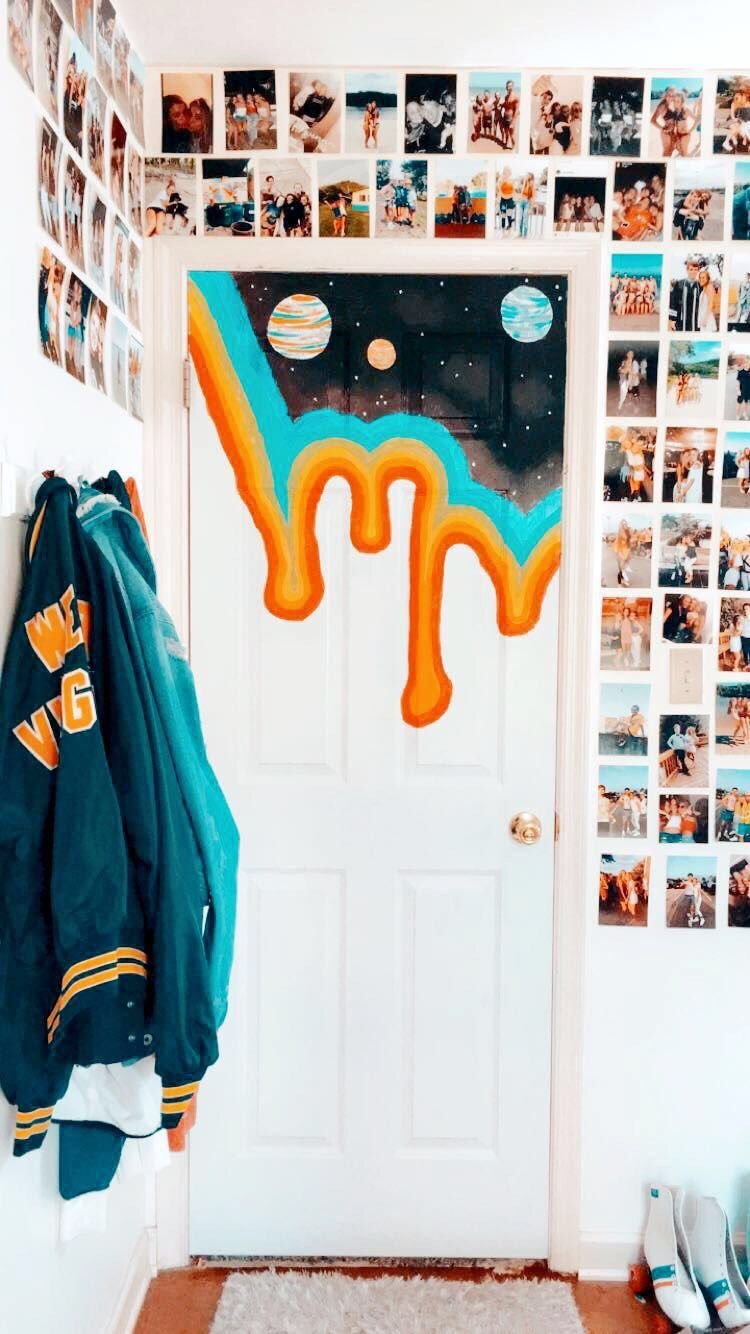 Украсить дверь в комнату подростку