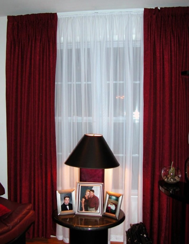 Бордовые шторы в гостиную