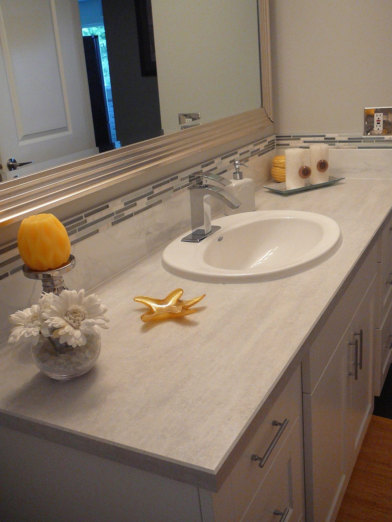 Белая столешница для ванной комнаты. Столешница для ванной. Раковина со столешницей. Ванная комната со столешницей. Цветная столешница для ванной.