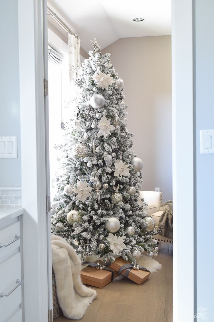 Новогодняя елка белая