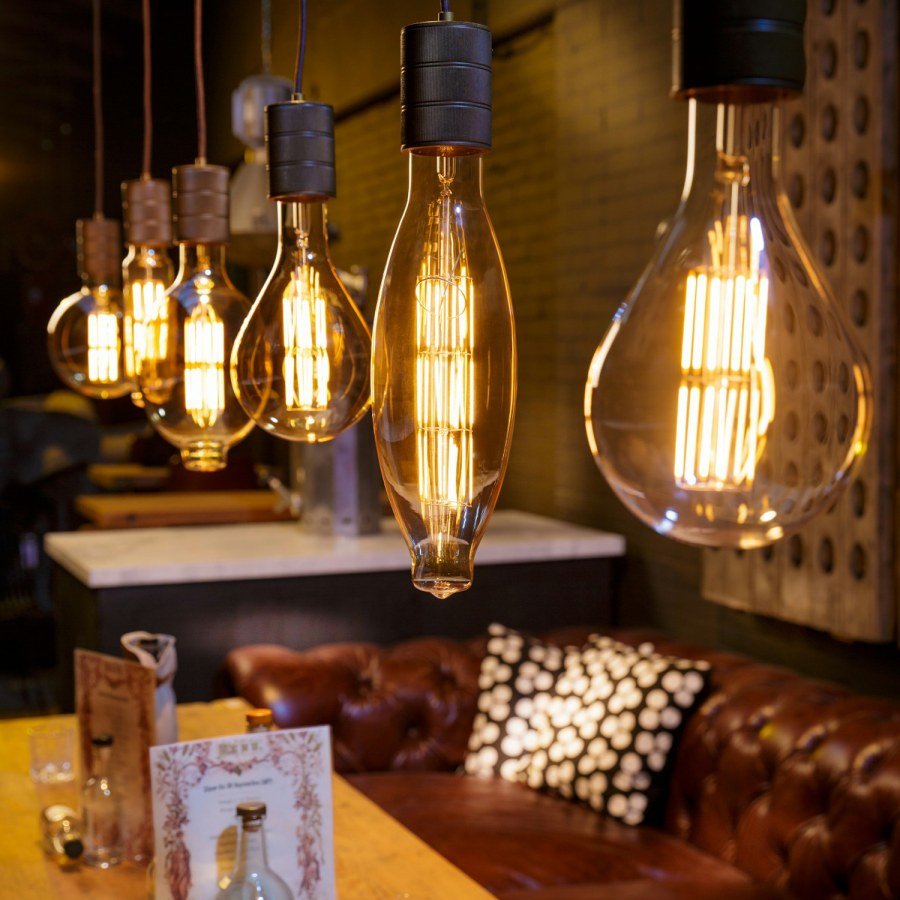 Лампы Эдисона в интерьере кафе