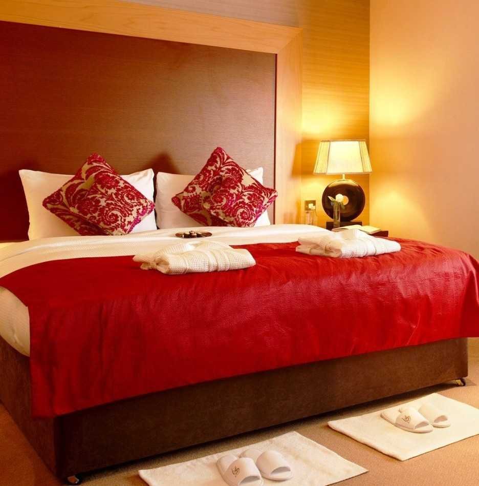 Красная кровать с каретной стяжкой
